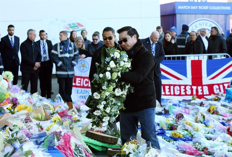 La esposa y el hijo de Vichai Srivaddhanaprabha, propietario del Leicester City, presentaron sus ofrendas junto miles de hinchas del club que se despidieron del hombre que falleció en un accidente de helicóptero de forma trágica.