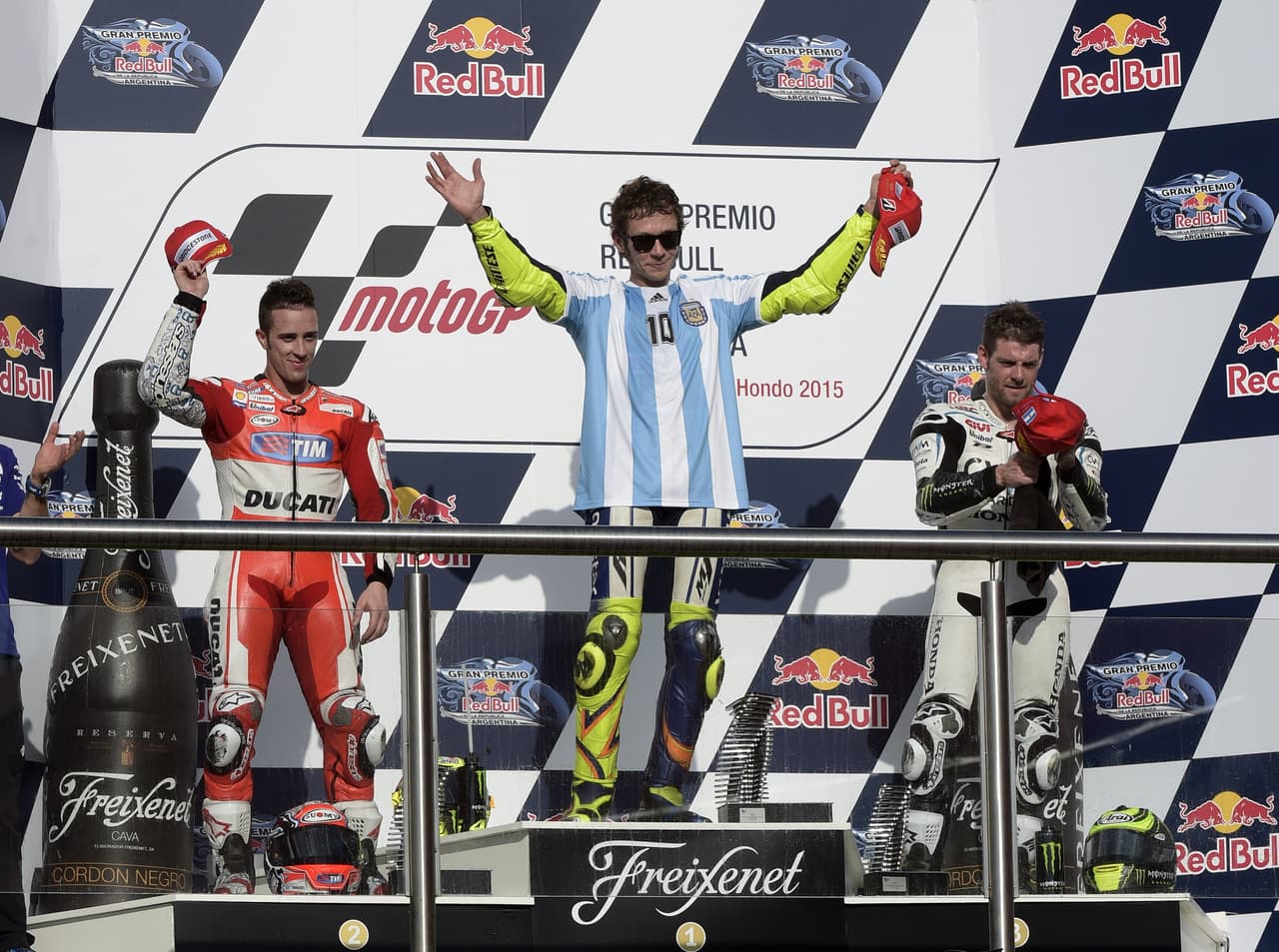 El primer problema entre ambos pilotos se dio en el Gran Premio de Argentina en 2015. Rossi se llevaría la victoria tras chocar con Márquez en las vueltas finales.