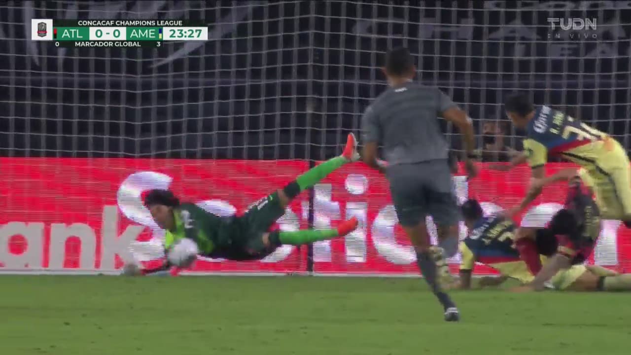 ¡Ezequiel Barco la dejó ir! Le entrega el remate a quemarropa a Ochoa