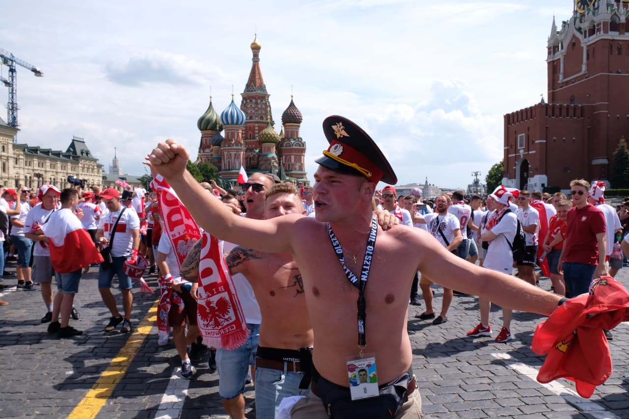 El colorido de los hinchas de Polonia y Senegal fue parte del paisaje en Moscú en medio del partido entre ambos seleccionados por el grupo H del Mundial de Rusia 2018.