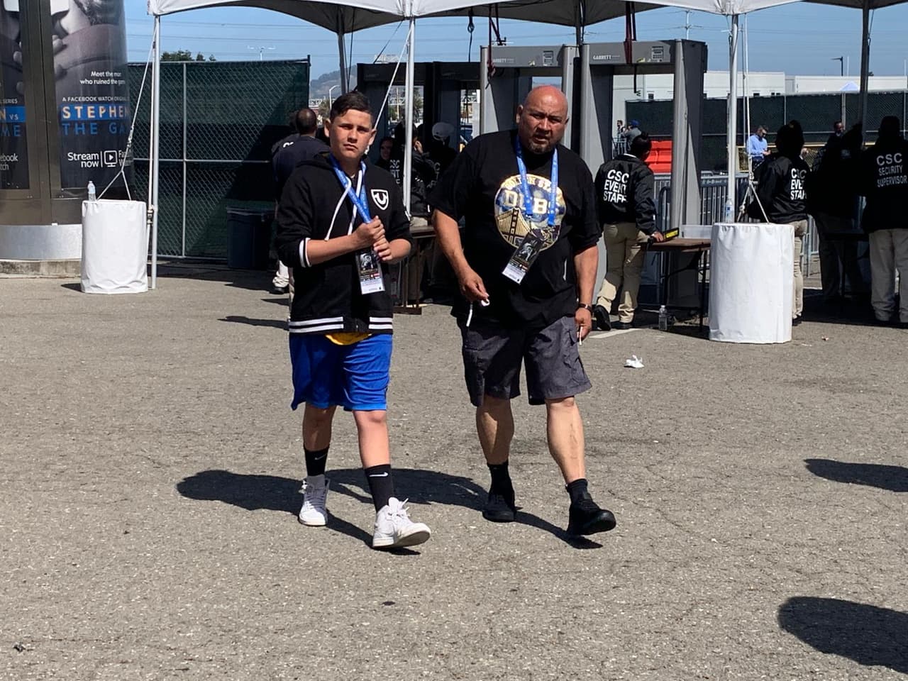 Los fanáticos de Golden State Warriors se alistan para el Juego 4 de las Finales de la NBA contra Toronto Raptors, con la ilusión de empatar la serie en casa antes del regreso a Toronto.