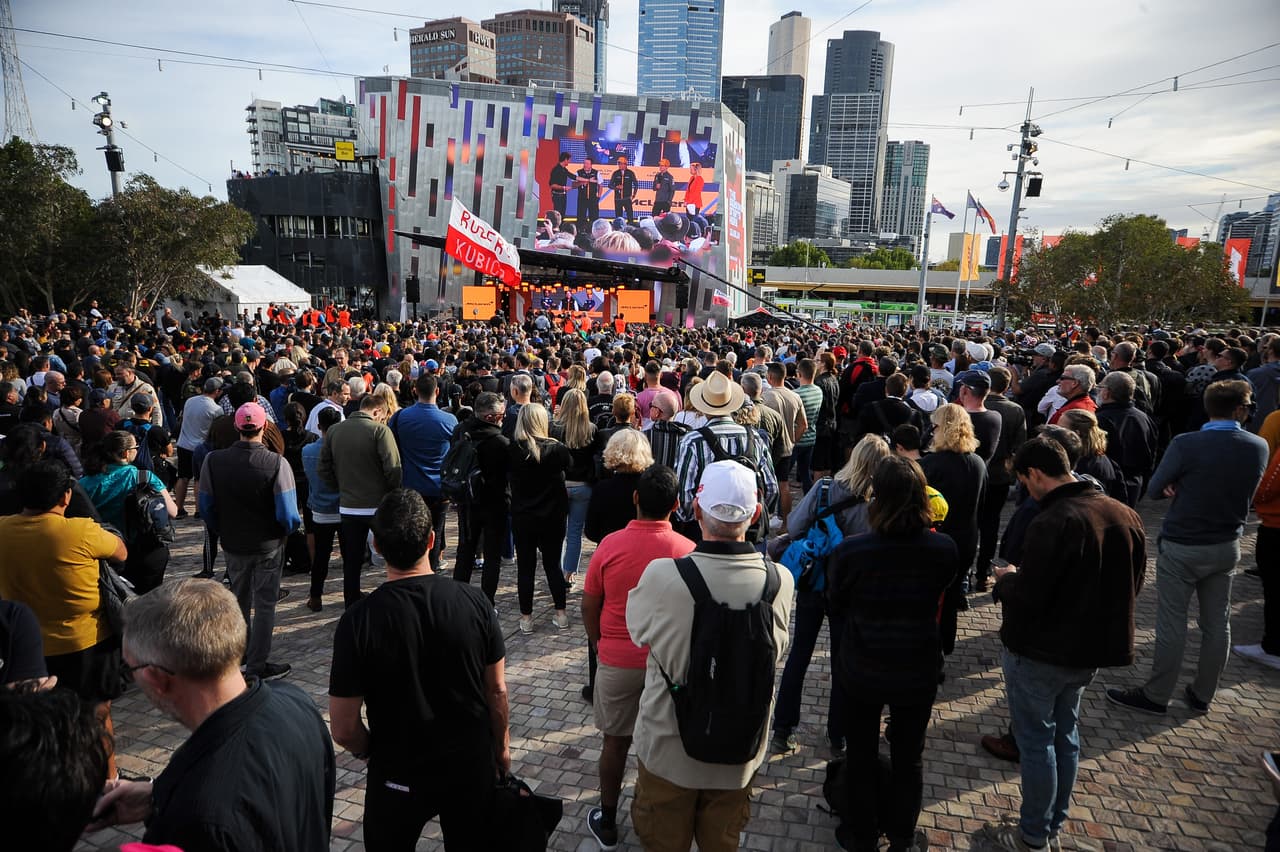 Este fin de semana la Fórmula 1 iniciará una nueva temporada en el Gran Premio de Melbourne por lo que este miércoles se realizó la presentación de los equipos con un evento multitudinario en el circuito al que pudieron asistir los fanáticos locales que querían estar cerca de las grandes figuras del campeonato.