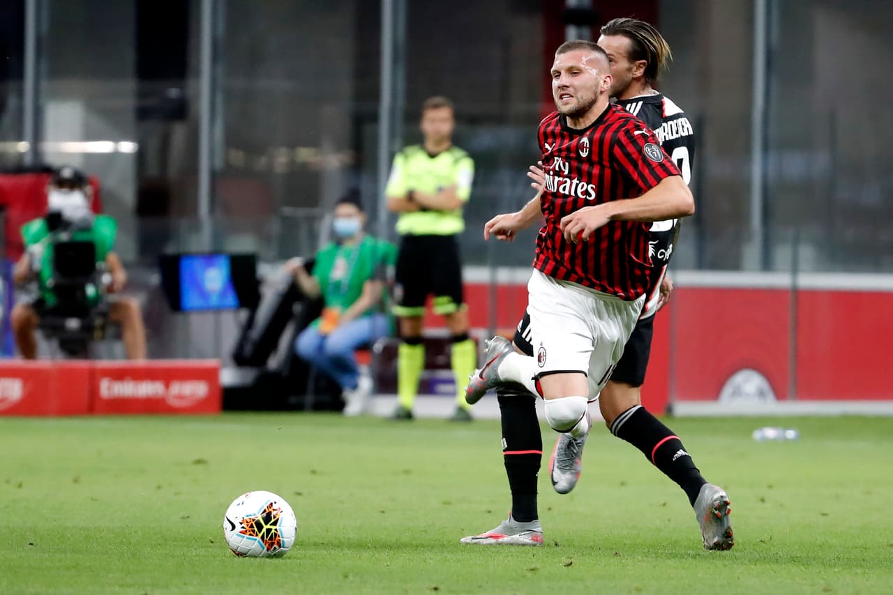 Ante la escpada de Ante Rebic, Federico Bernardeschi debe bajar al jugador para evitar el peligro en su arco.