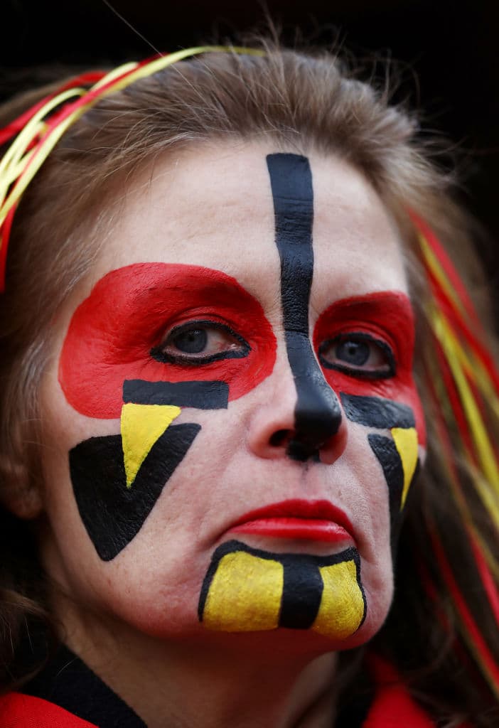 Dentro de Arrowhead Stadium los fanáticos buscan entrar en calor antes del partido.