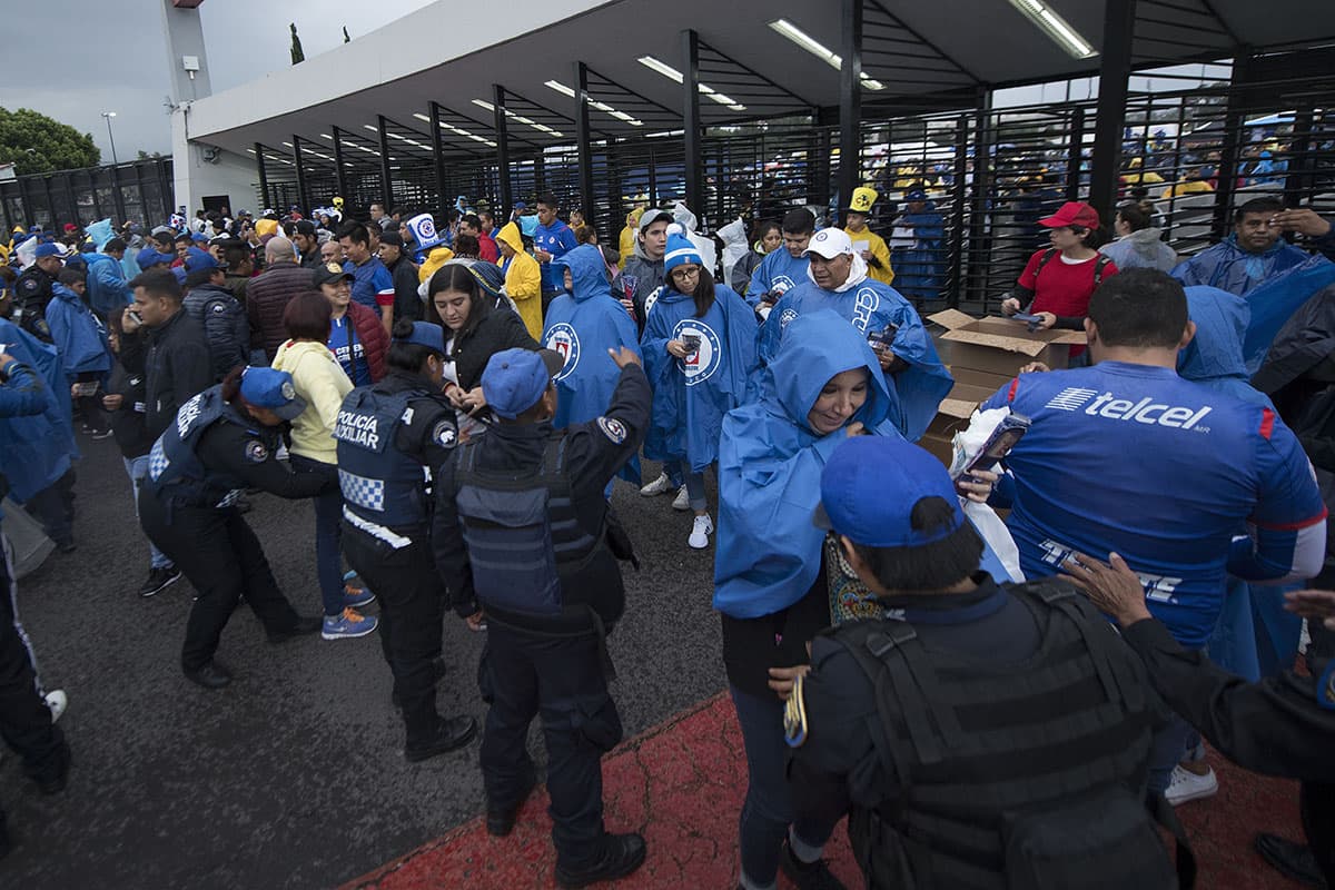 El personal de seguridad con mucho trabajo en las horas previas al partido afuera del Estadio Azteca.