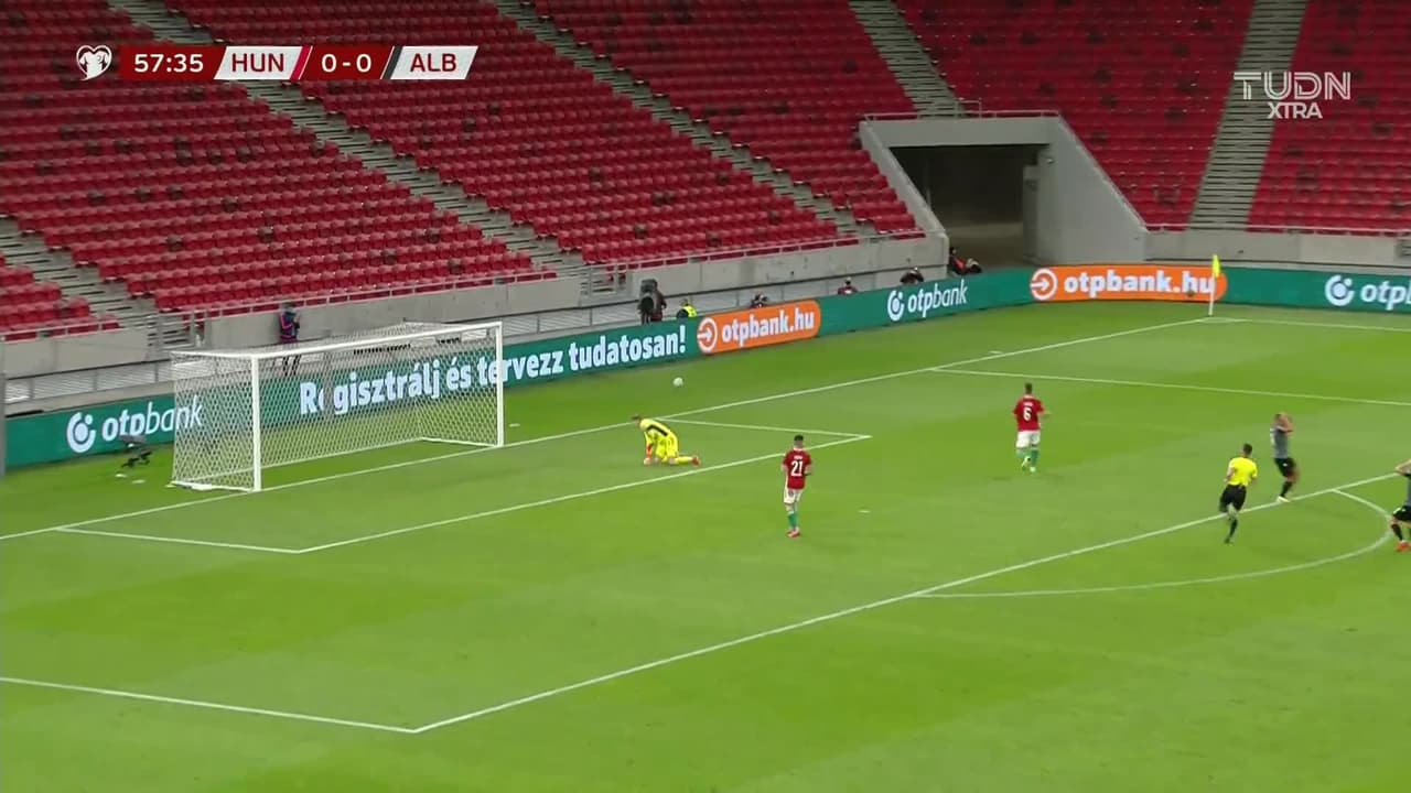 ¡TIRO ATAJADO! disparo por Myrto Uzuni.