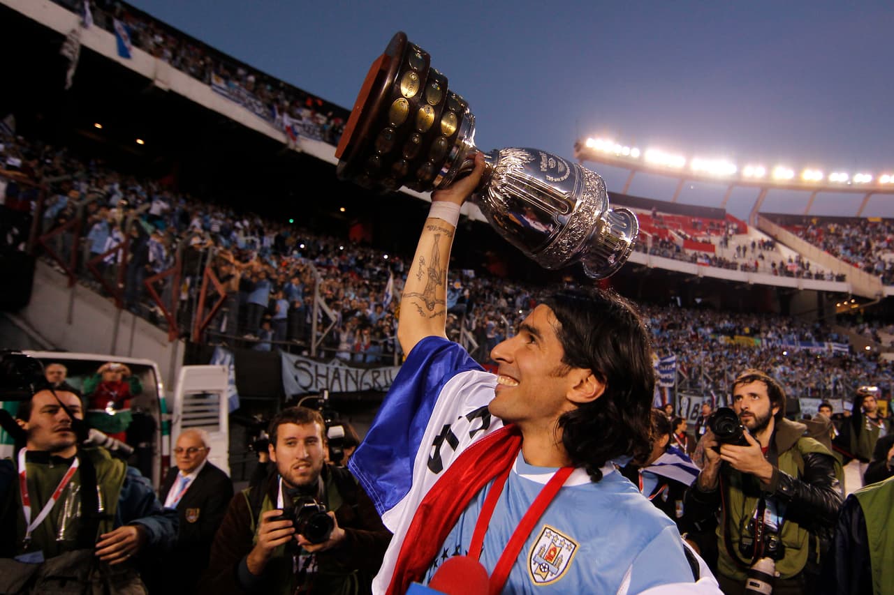 Otro que dio la vuelta a la Liga MX y que levantó la Copa América es Sebastián Abreu, el 'Loco' puede presumir siete equipos mexicanos en su currículum.