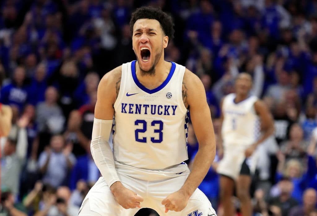 EJ Montgomery festeja el triunfo, de forma efusiva, de los Kentucky Wildcats sobre los Louisville Cardinals.