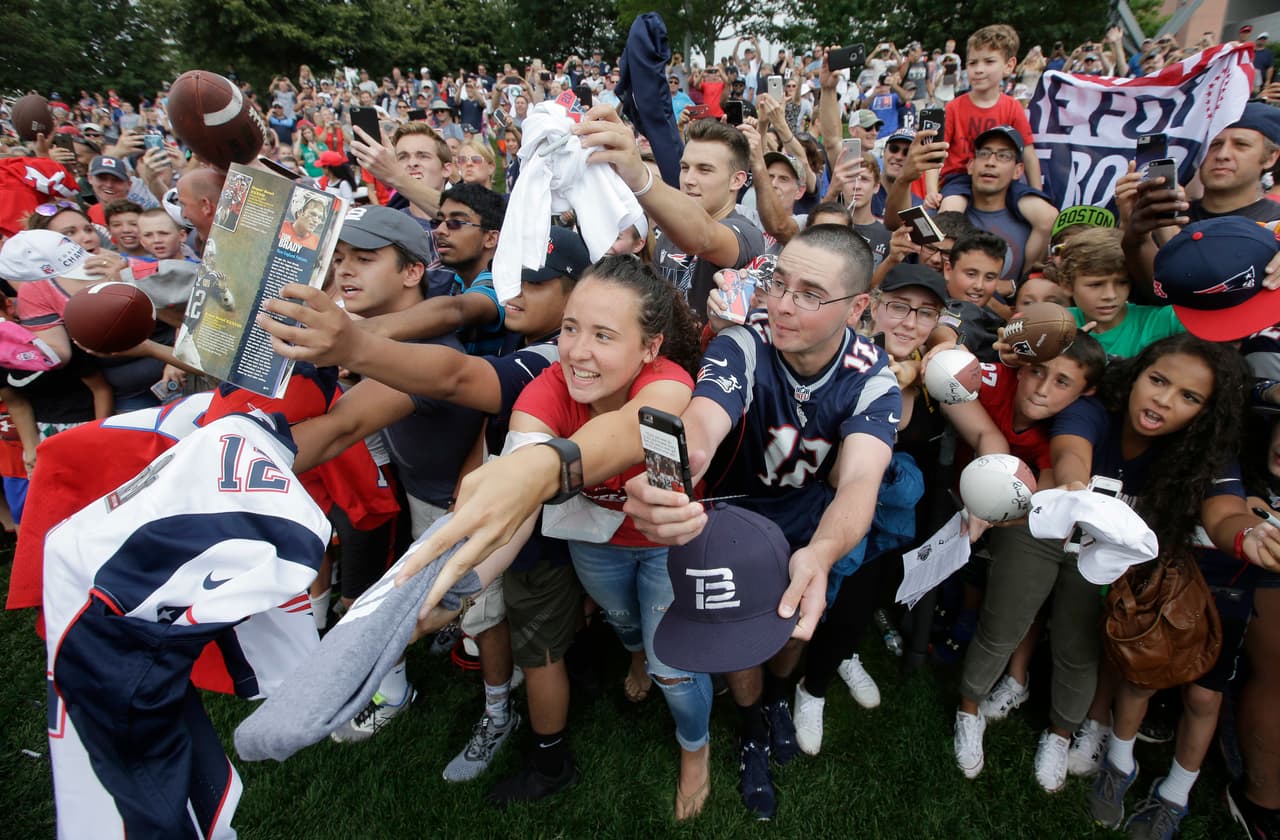 Los aficionados de los New England Patriots acudieron a la práctica en Foxborough, Massachusettsde este hoy 3 de agosto de 2017 para festejar con porras y letreros a su ídolo Tom Brady quien cumplió 40 años este jueves.