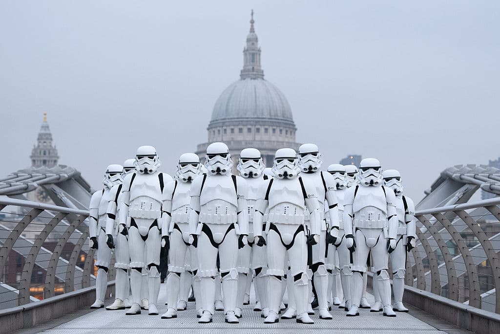 Los caballeros Jedi con sables de luz, luchan contra los malvados señores Sith para determinar el destino de la galaxia.