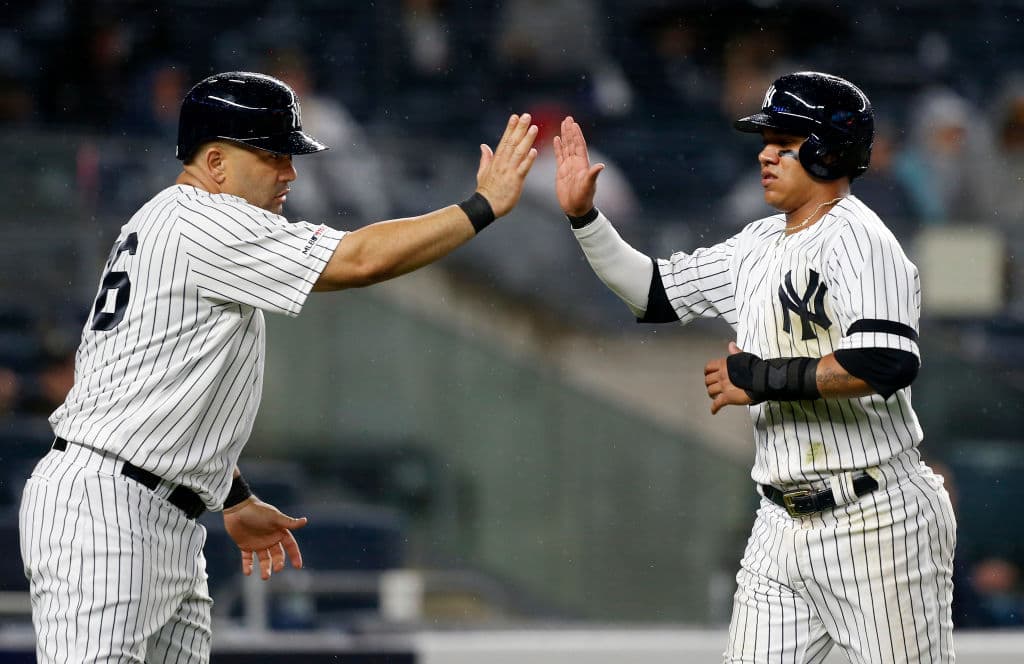 Nueva York intentó remontar en la lluvia, al conseguir tres carreras en el séptimo episodio durante un lapso en el que Green utilizó a seis lanzadores para enfrentar a ocho bateadores, no exactamente algo que fascinara a los fanáticos que se guarecían con sus paraguas.