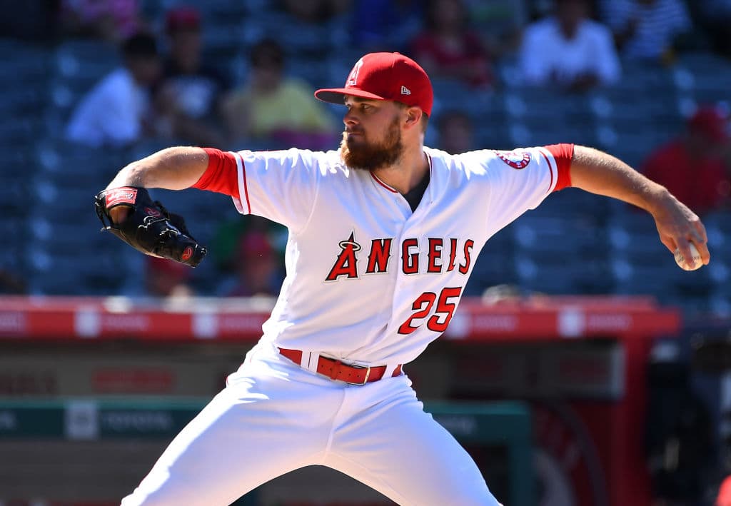 Andrew Heaney (1-2) permitió cinco carreras y seis hits durante seis capítulos para los Angelinos, incluido el cañonazo de Chapman luego de una visita al montículo en el quinto inning.