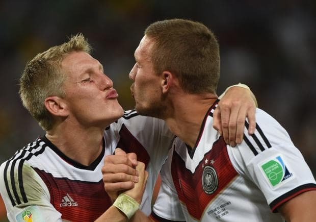 <b>Podolski y Schweinsteiger</b>
<br>Más que un beso es sólo una divertida imagen simulando un beso entre dos cracks.
