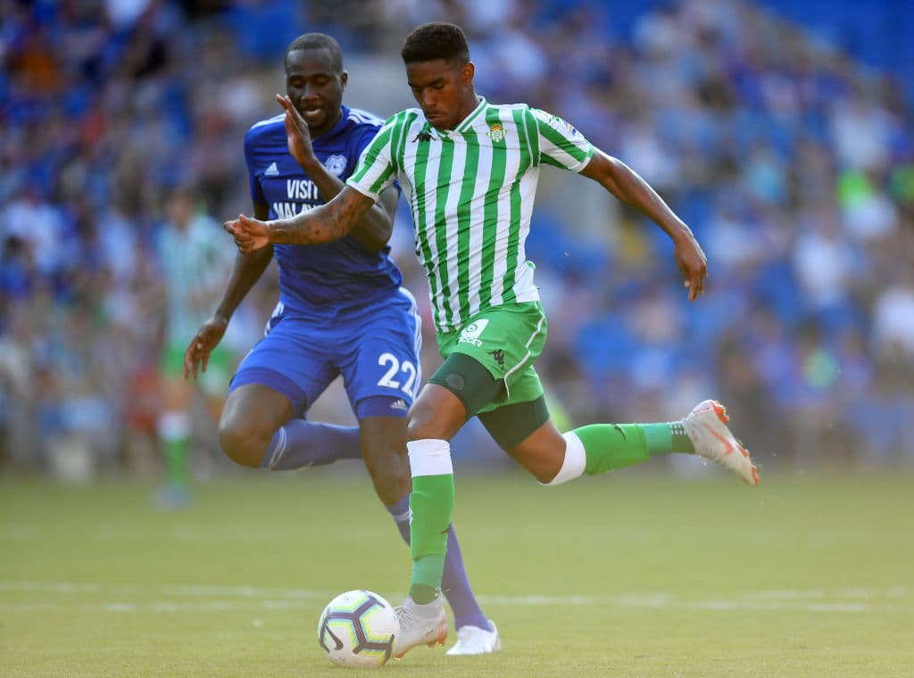 El joven futbolista español Junior Firpo, del Real Betis, estaría muy cerca de firmar por el FC Barcelona a razón de unos 30 millones de euros, de acuerdo con varias fuentes y la idea del equipo catalán es llevar al lateral para ser un refuerzo de Jordi Alba en esa zona del campo.