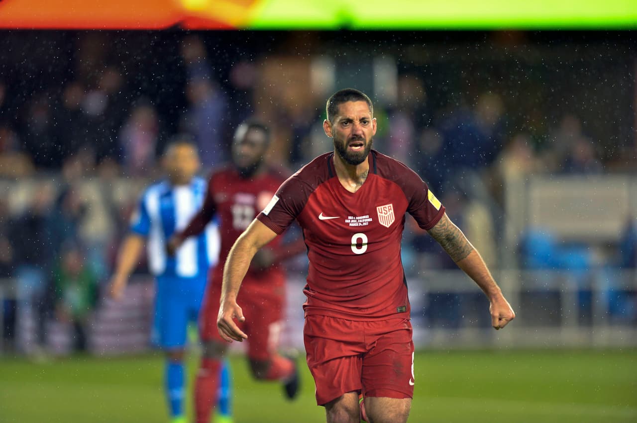 La selección de Estados Unidos, con un triplete del recuperado delantero Clint Dempsey, goleó por 6-0 a Honduras en la tercera jornada del hexagonal final de la Concacaf y pasó del fondo de la clasificación al cuarto puesto, que da derecho a una repesca para el Mundial.