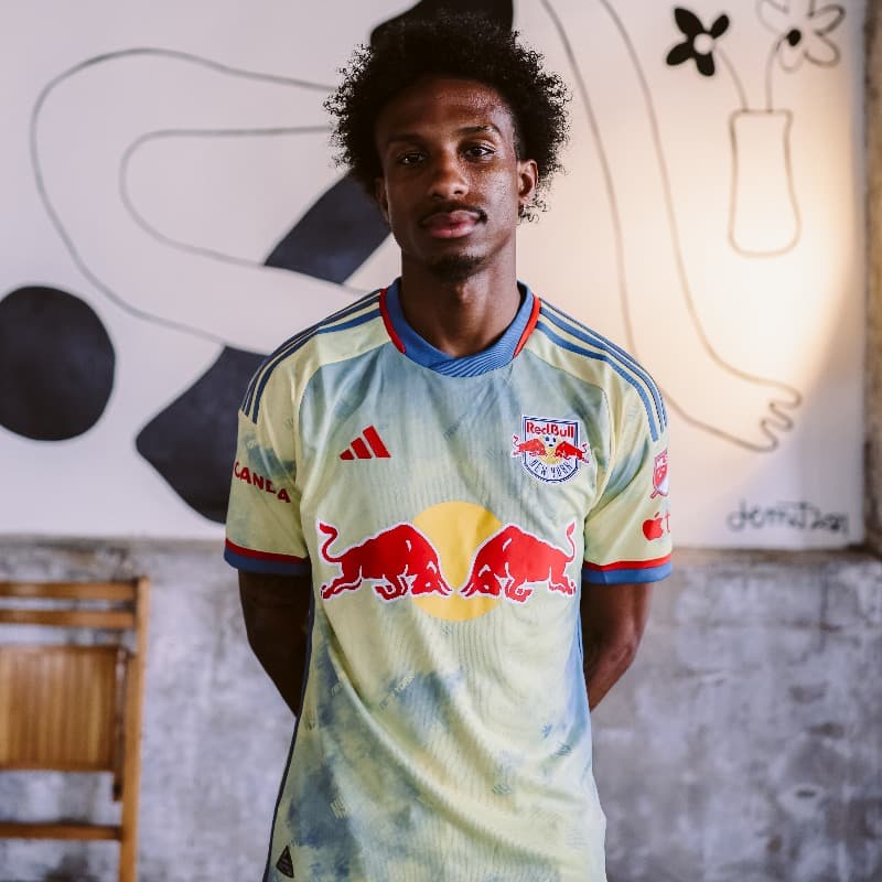 Y si hablamos de diseños originales y que se alejan de lo tradicional, aquí tenemos a la nueva casaca alternativa de New York Red Bulls.