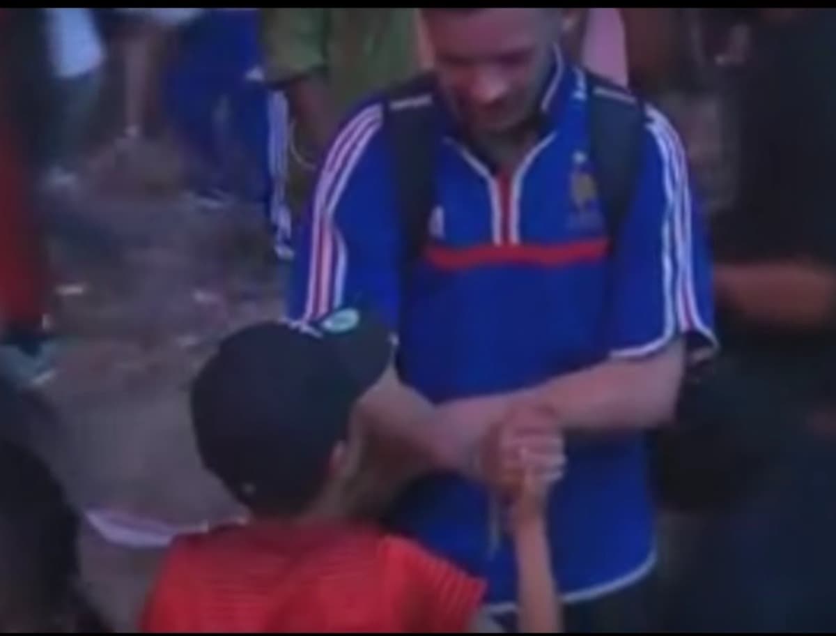 Conmovedor gesto de un niño hincha de Portugal con aficionado de Francia tras la final de la Eurocopa