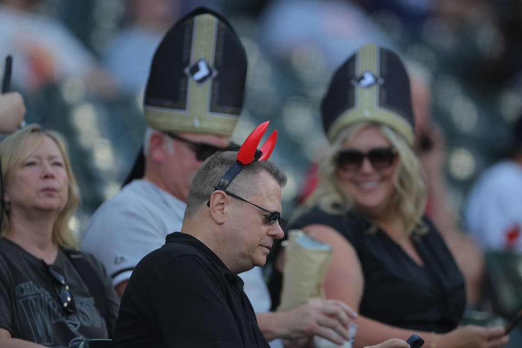 Mitras como las del Papa durante el juego de los Chicago White Sox: las nuevas formas de atraer a los aficionados 