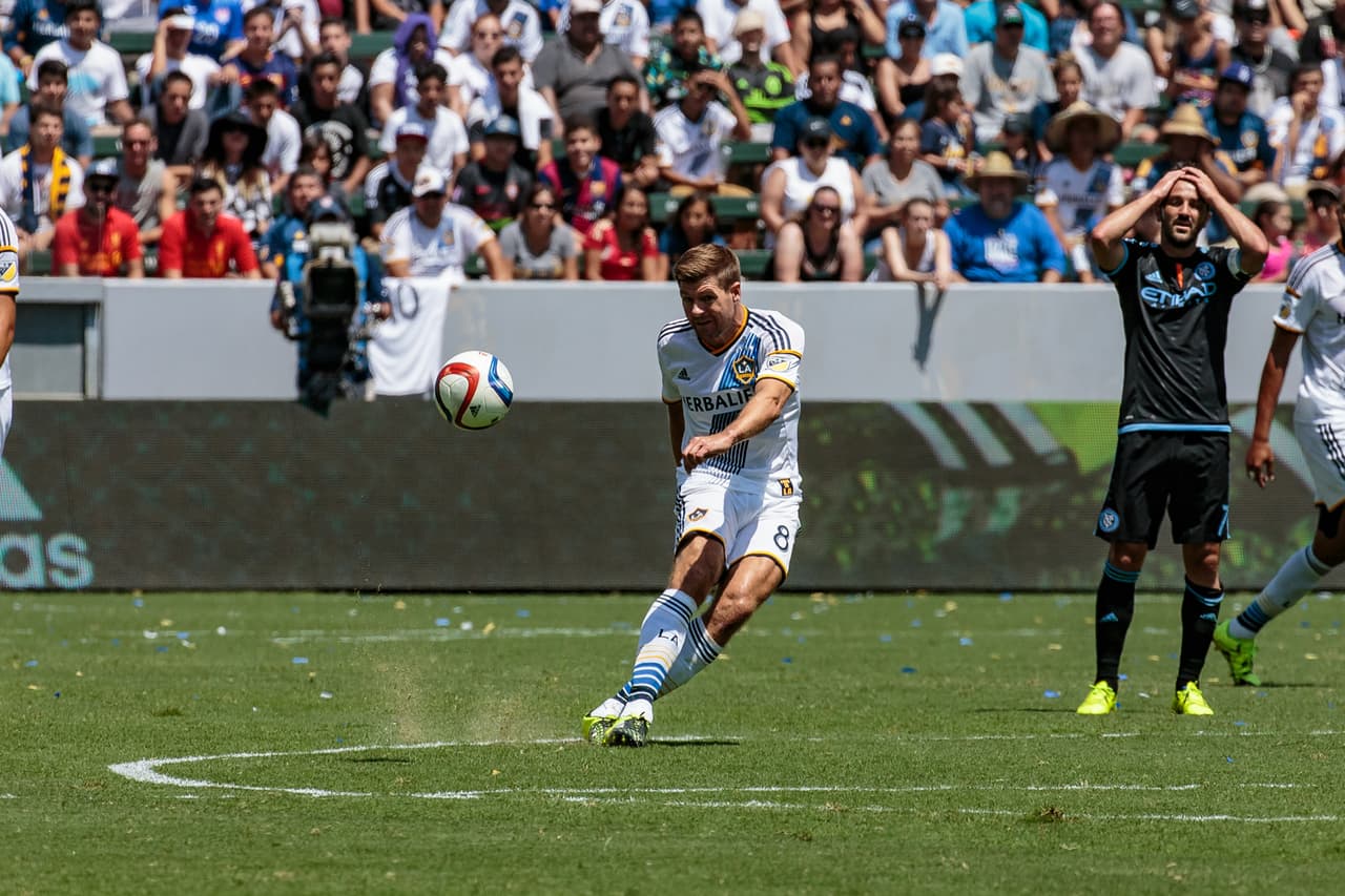 Steven Gerrard estuvo muy activo en el mediocampo y contribuyó con el pase para el gol de Sebastián Lletget.
