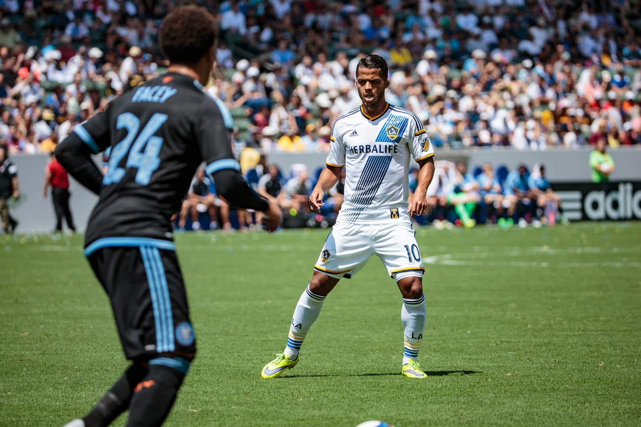 Giovani dos Santos nuevamente aprovechó su gran conexión con Robbie Keane para hacer de las suyas.