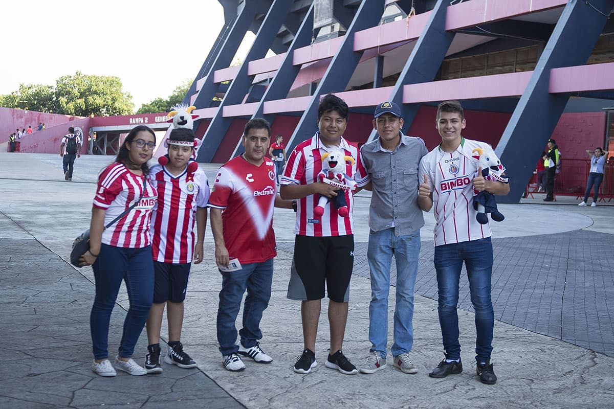 Fanáticos de Veracruz y Chivas en las afueras del estadio a minutos del juego.