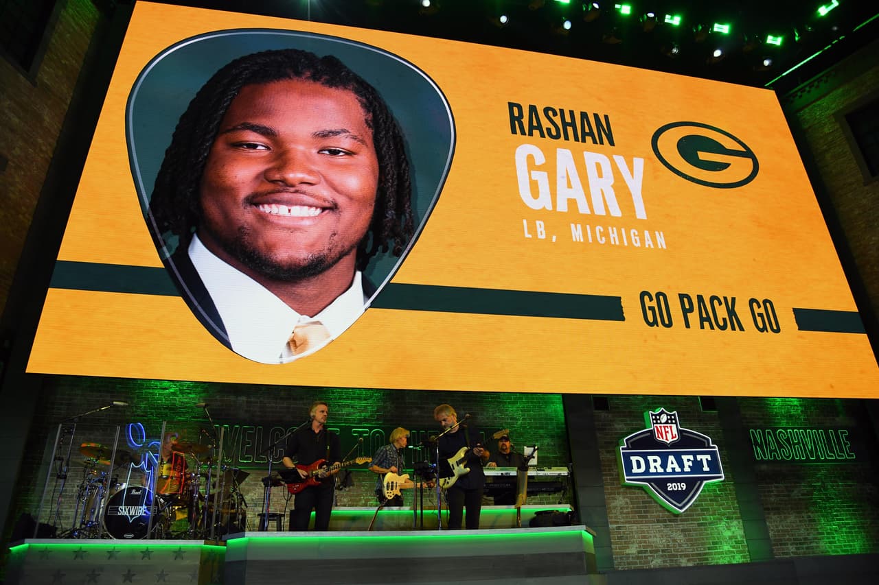 <b>12) Rashan Gary (Michigan)</b>. El comisionado de la NFL Roger Goodell anuncia la selección de los Green Bay Packers en la posición 12, el ala defensivo de los Wolverines.