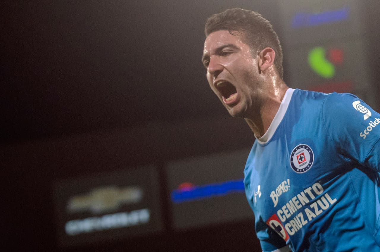 Un minuto después, el uruguayo repitió gol y remontó muy pronto el partido a favor de Cruz Azul.