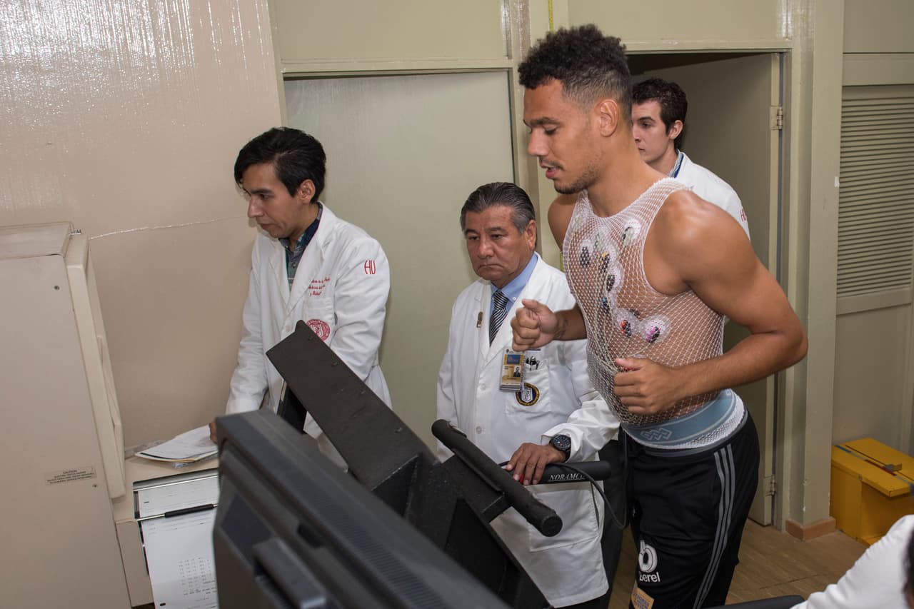 <b>Llega otro francés a reforzar a Tigres</b>
<br>
<br>4. Los Tigres también aprovecharon el parón liguero para amarrar tres refuerzos más: El portero Eduardo Fernández, el colombiano Larry Vázquez y el jugador francés Timothee Kolo (foto), convirtiendo a los felinos en uno de los grandes contendientes del torneo.