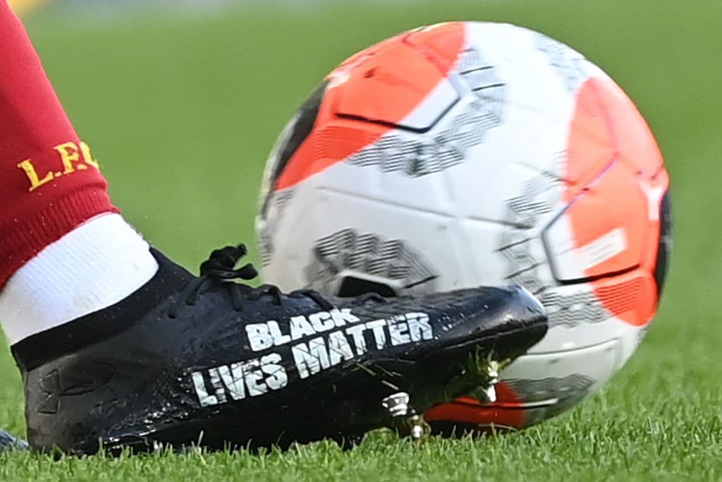 El defensor del Liverepool, Trent Alexander-Arnold, lució unos botines especiales con la famosa frase 'Black Lives Matter'.