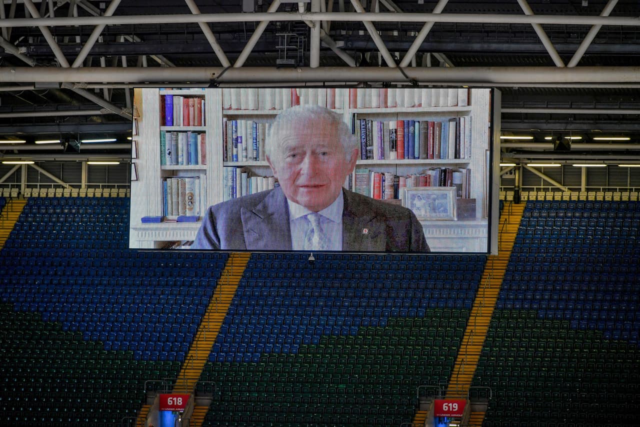 El príncipe de Gales, Charles, brindó un mensaje de agradecimiento para los trabajadores que construyeron el hospital provisional, a través de la pantalla del estadio.
