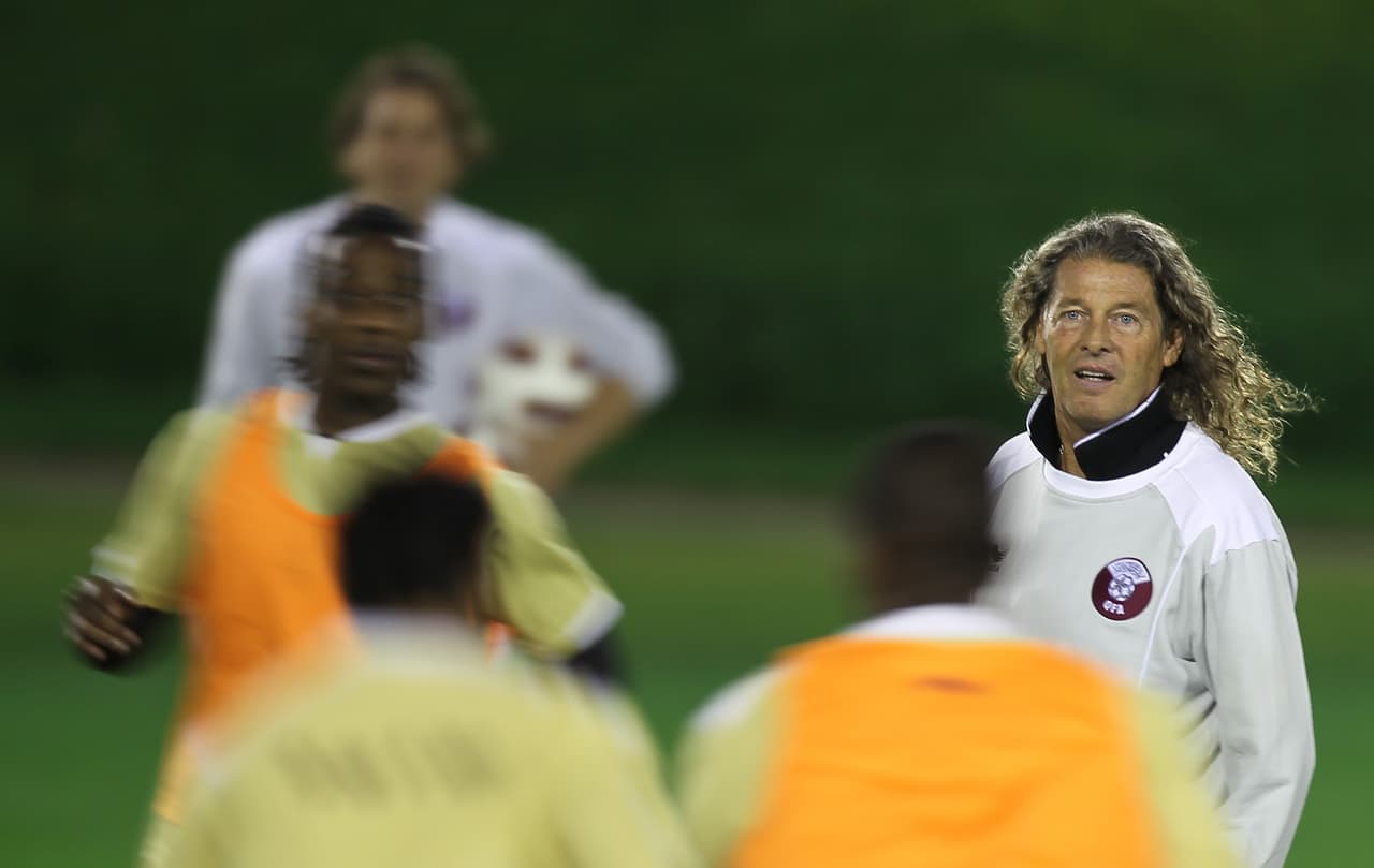 En 2008, la federación de Catar contrató al fallecido técnico francés Bruno Metsu, artífice del milagro de Senegal en el Mundial 2002, para mejorar sus nexos con el fútbol africano.