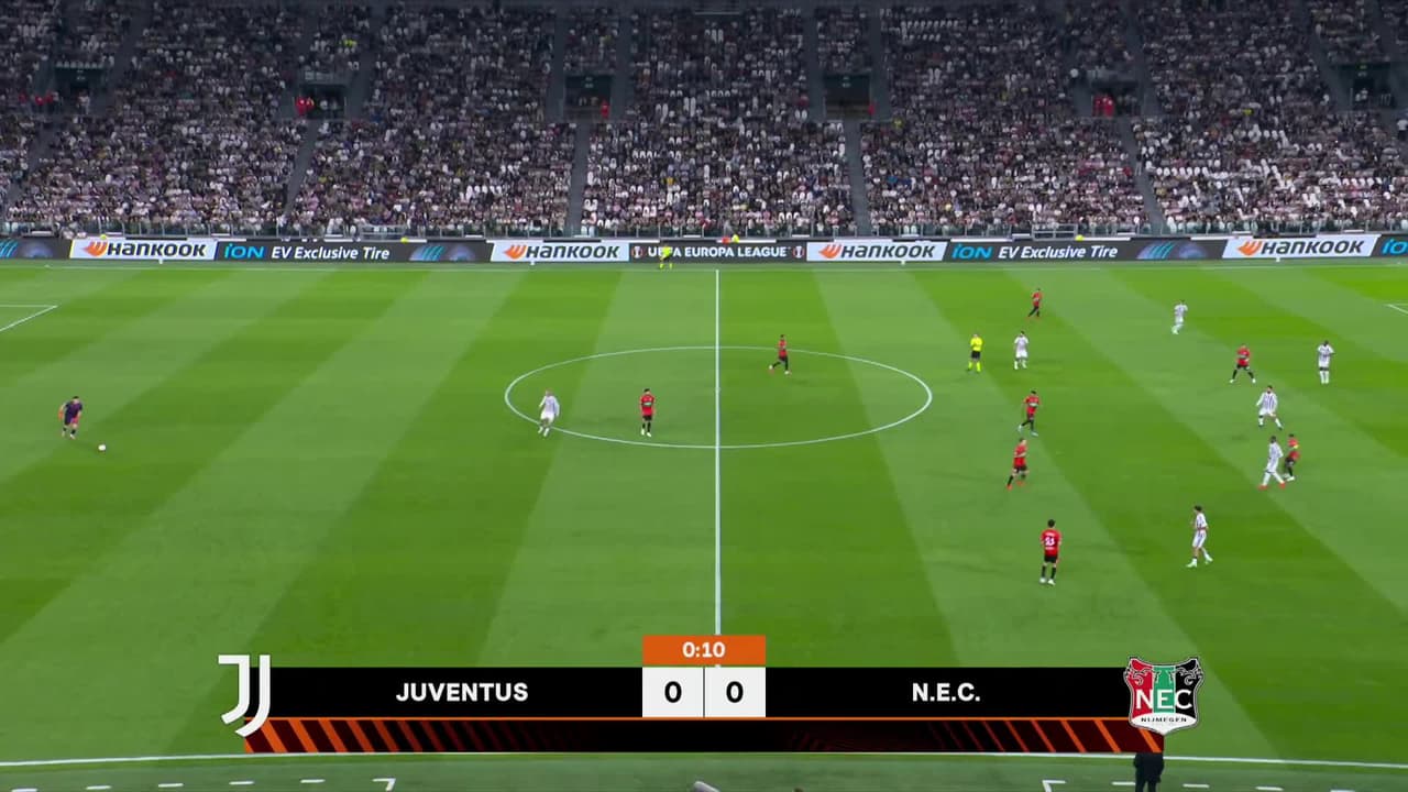 Arranca el partido y la pelota está en juego.