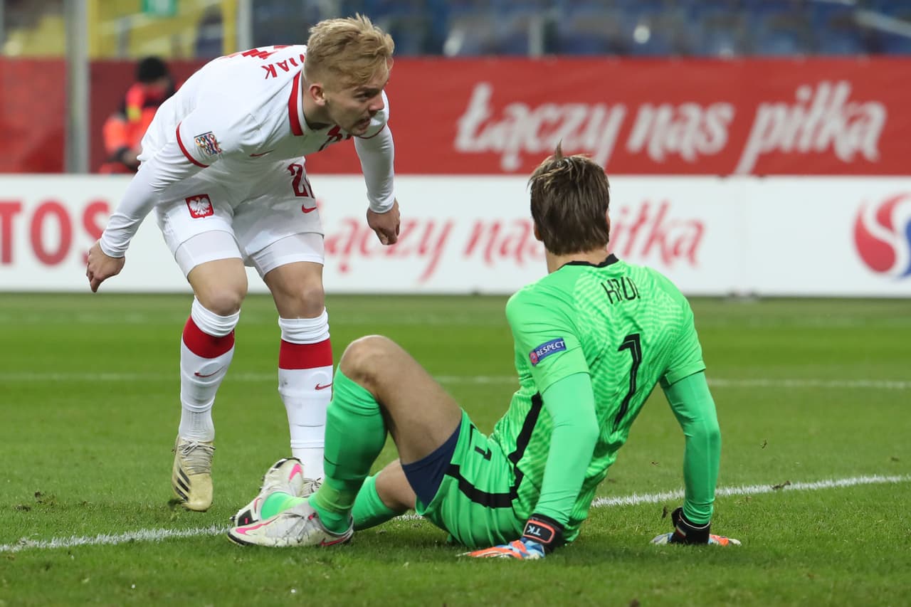 Los neerlandeses le dieron vuelta al partido sobre la recta final; ambos concluyen su participación en la justa europea. | Jozwiak (5’) abrió el marcador para Polonia. Depay (77’) igualó y Wijnaldum (84’) dio vuelta al marcador. Neerlandeses y polacos se despiden de la justa tras conseguir 11 y 7 unidades, respectivamente.