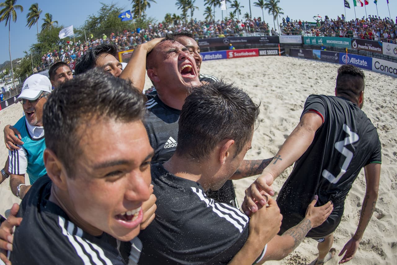 El Tri se impuso 6-2 en el clásico de Concacaf y logró por cuarta vez el título del Premundial de fútbol playa.