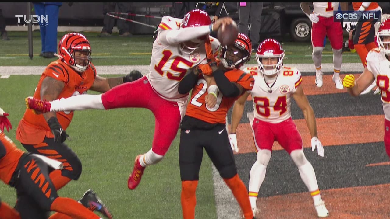 ¡Se rifa el físico! Mahomes se mete a las diagonales de un brinco