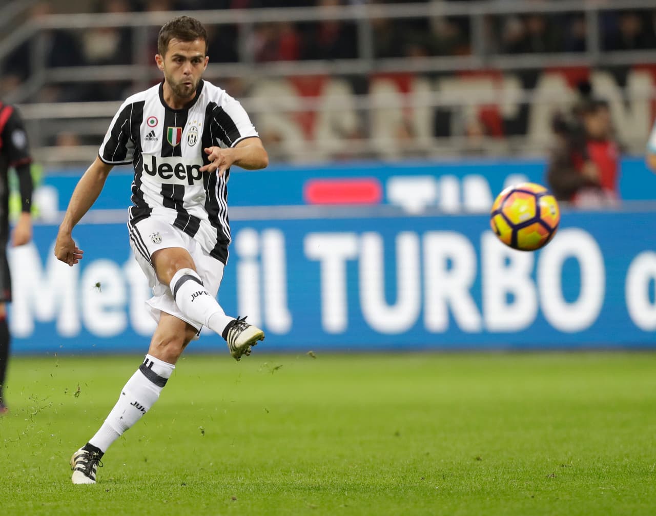 Pero no lo hace solo, Pjanic ha dejado una temporada muy buena. Aunque su labor defensiva no es brillante, pero lo hace, lo mejor viene cuando pisa el último tercio del campo.