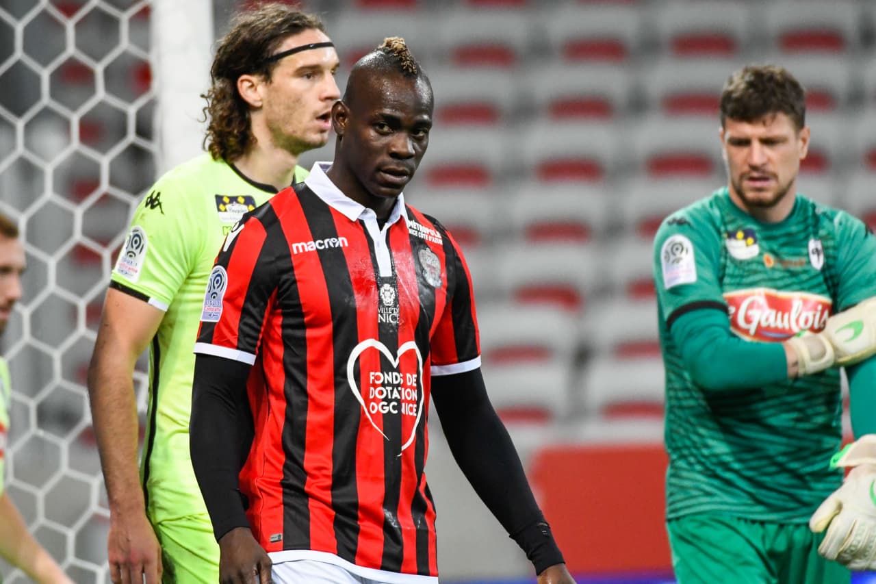 En la carrera por quedarse con Mario Belotelli, se dice que el Sassuolo toma la delantera sobre todo después de que Kevin Prince Boateng se fuera al Barcelona.