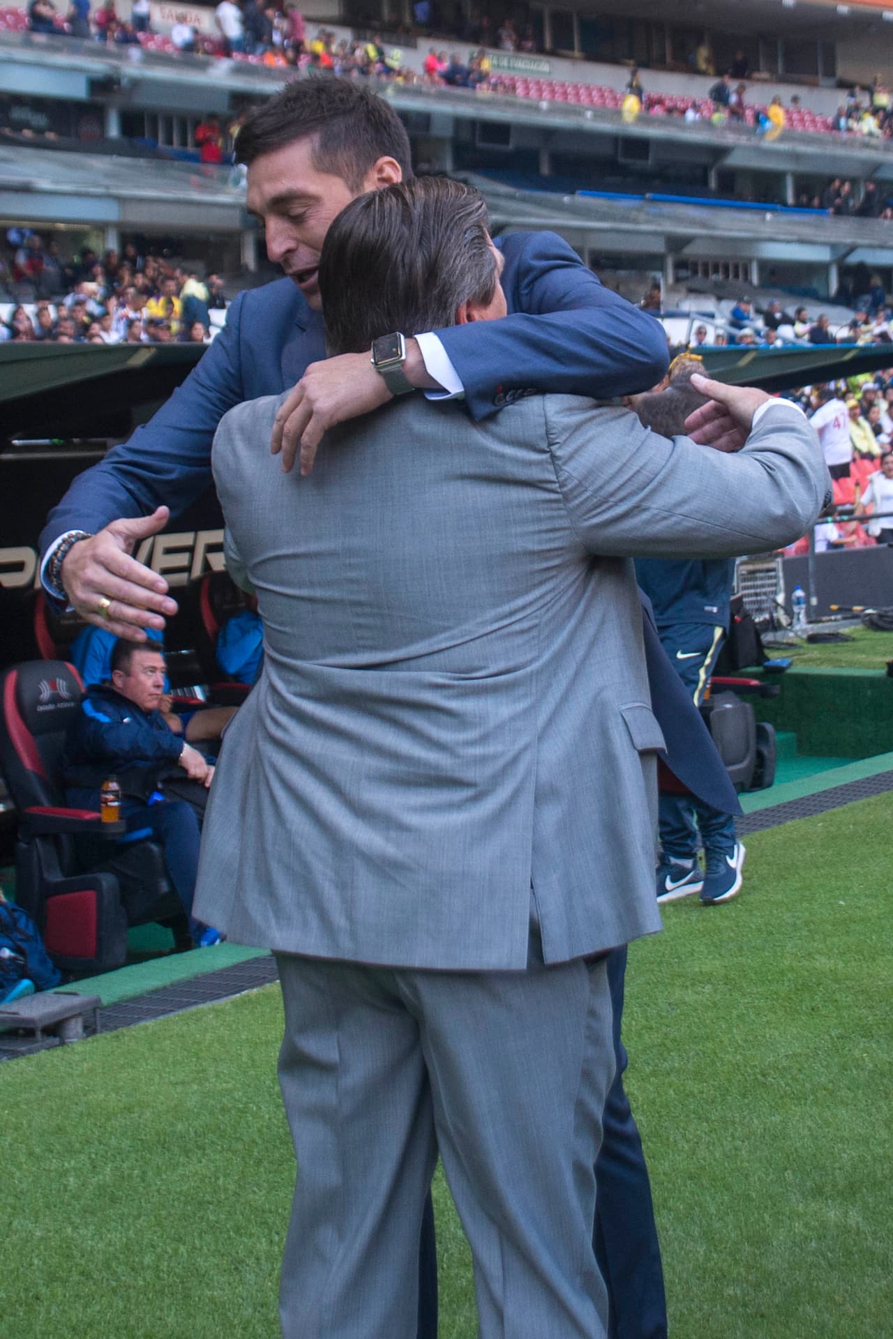 Miguel 'Piojo' Herrera y Diego Alonso se saludaron con un fuerte abrazo. Recordemos que anteriormente tuvieron diferencias y por poco se fueron a los golpes.