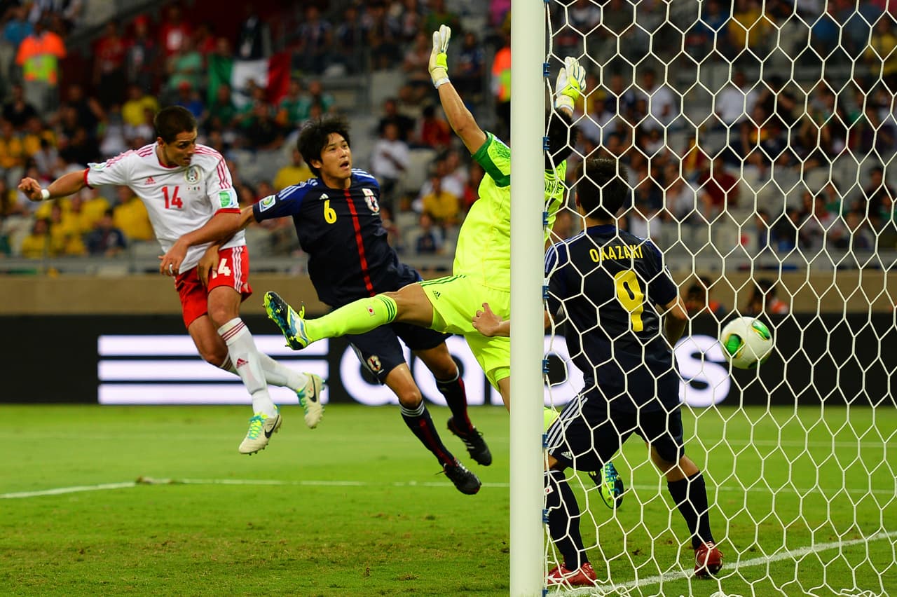 Sorprende que, con el 1.75 metros de estatura de 'Chicharito', tenga tanta efectividad en el juego aéreo. A pesar de ser reconocido por esto, se mantiene como un factor sorpresa para los rivales.