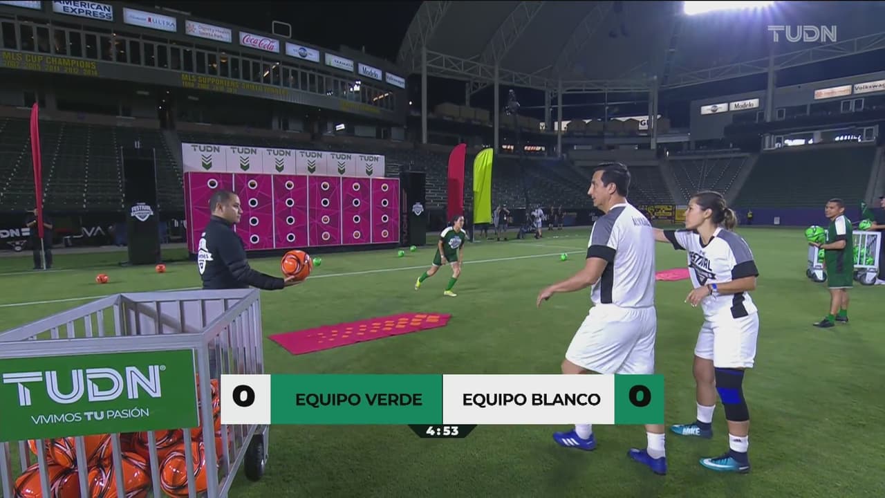 Stoichkov, Zamorano, Ramón Morales, Avilés Hurtado, Mané de la Parra y muchos más participaron en las dinámicas que pusieron a prueba su calidad y talento con el balón.