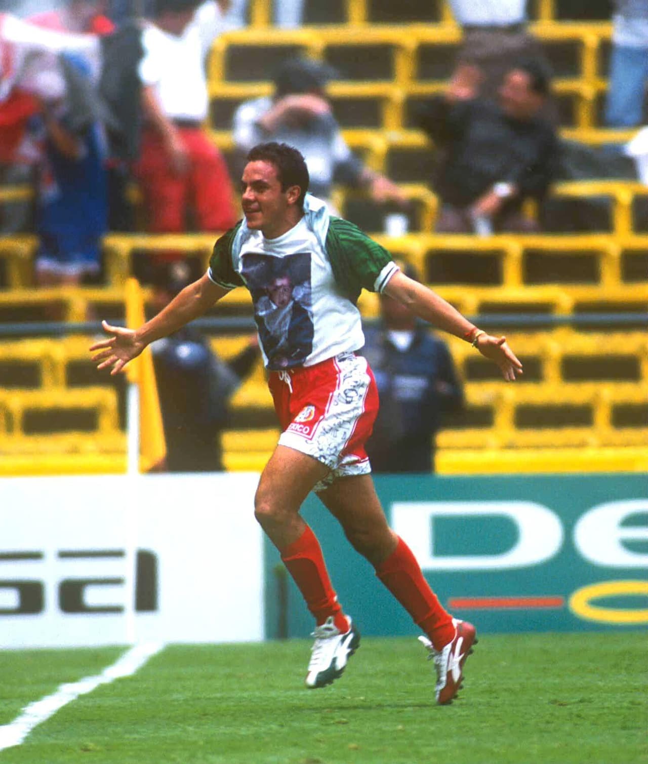 El 'Cuauh' Blanco se unió a la fiesta mexicana ni más ni menos que con cuatro goles para un categórico 5-1 que demostró el súper poderío azteca.