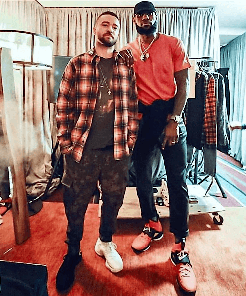 Y se ha dado tiempo para visitar a los viejos amigos, pues cuando arranque la campaña no podrá hacerlo. Aquí con el astro del pop Justin Timberlake.