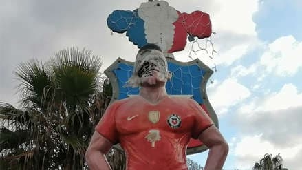 El artista espera que el jugador lo contacte para platicar sobre la posible reconstrucción.