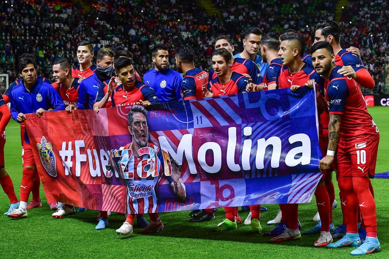 Los jugadores del Guadalajara mostraron su apoyo a Jesús Molina, quien sufre una grave lesión.