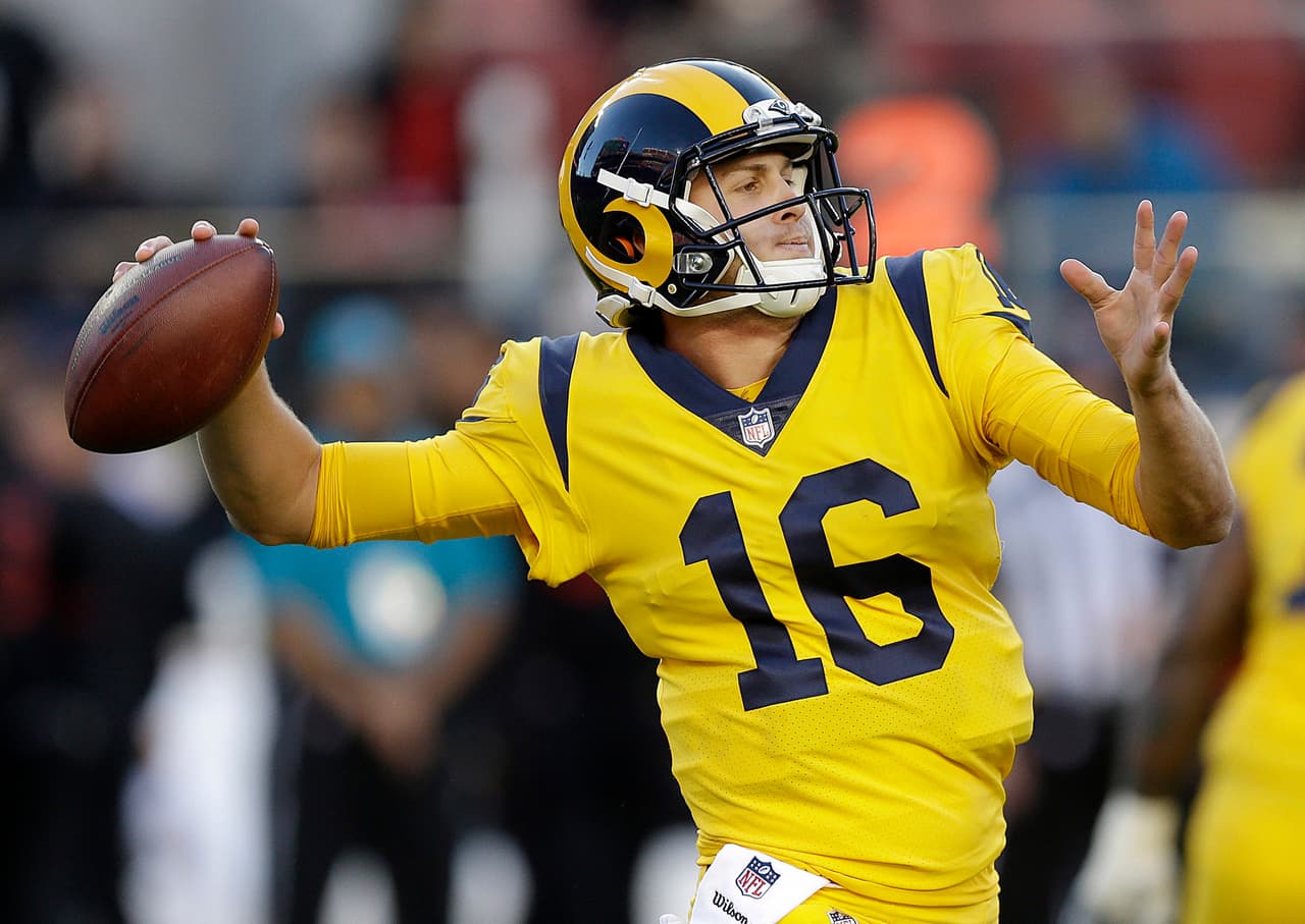 Jared Goff, quarterback de los Rams de Los Ángeles, lanza un pase en el encuentro del jueves 21 de septiembre de 2017, ante los 49ers de San Francisco (AP Foto/Ben Margot)
