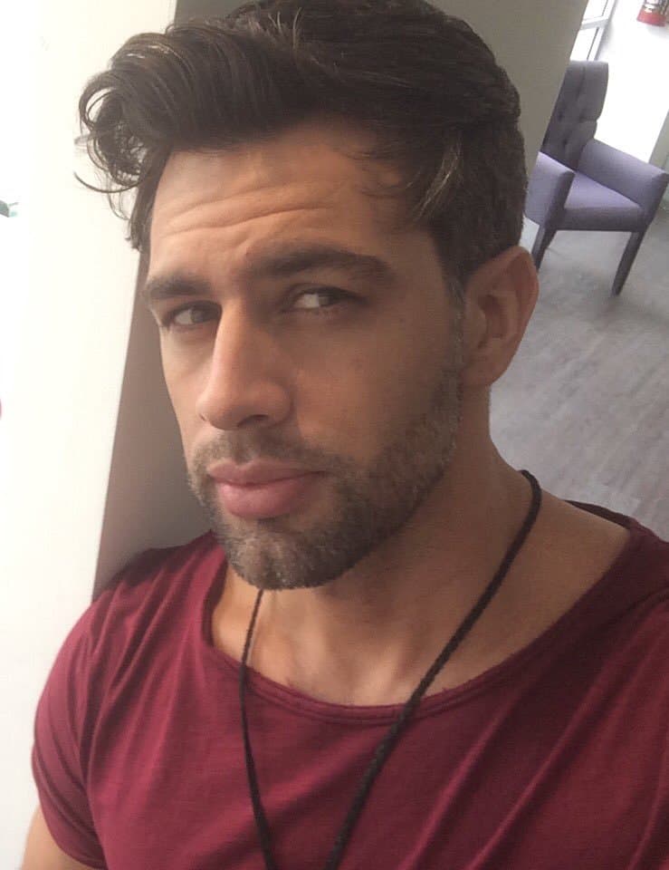 “Ella (su hermana) me dijo que me sacara unas fotos y desde ahí alguien me descubrió en el CEA y me ofrecieron entrar. De inicio lo rechacé porque no estaba en mis planes, pero me seguían llamando y todos mis amigos me alentaron a aceptar y así comencé”, dijo a la revista de sociales.