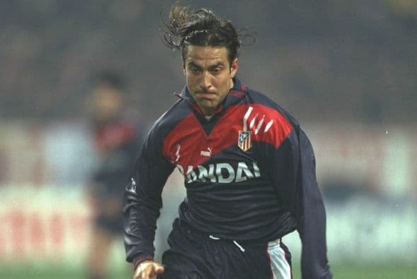 Juan Eduardo Esnaider Belen, el delantero de raíces argentinas tuvo pocas actuaciones con el Real Madrid en los 90's, lo curioso fue que el delantero brilló con el rival de la ciudad y con el Zaragoza.