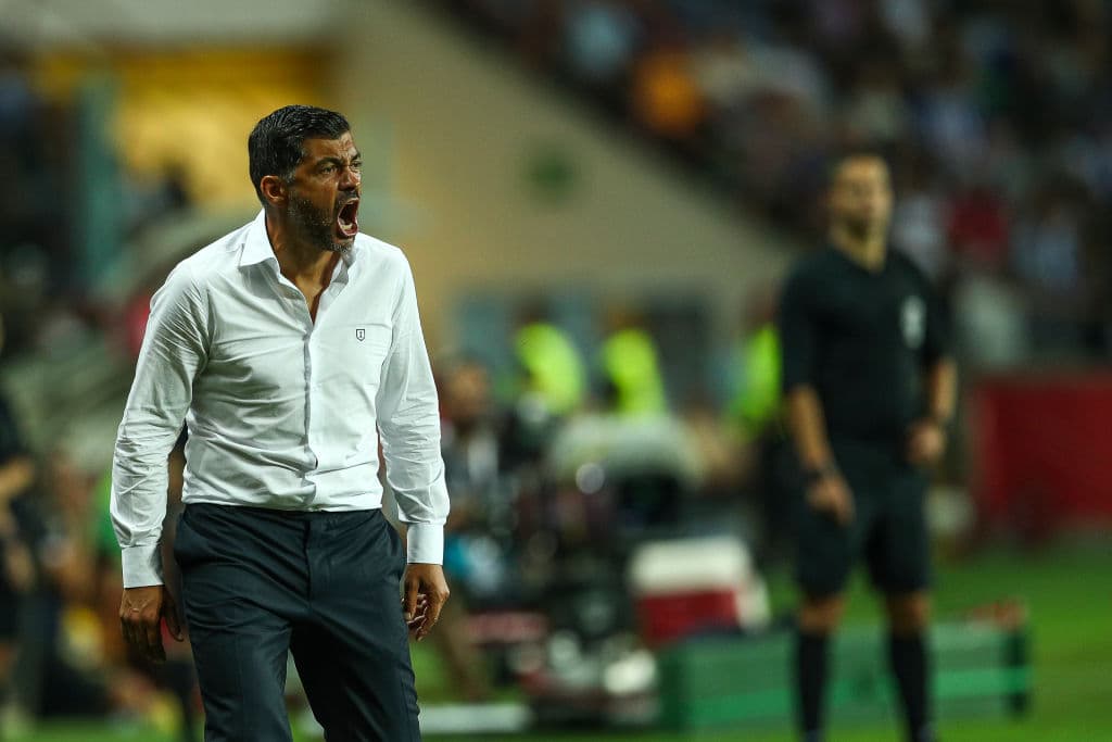 Minutos atrás el entrenador del Porto, el portugués Sergio Conceicao, ya había mandado a los 64 minutos al mexicano Jesús Manuel Corona por André Pereira para cambiarle la cara al equipo.