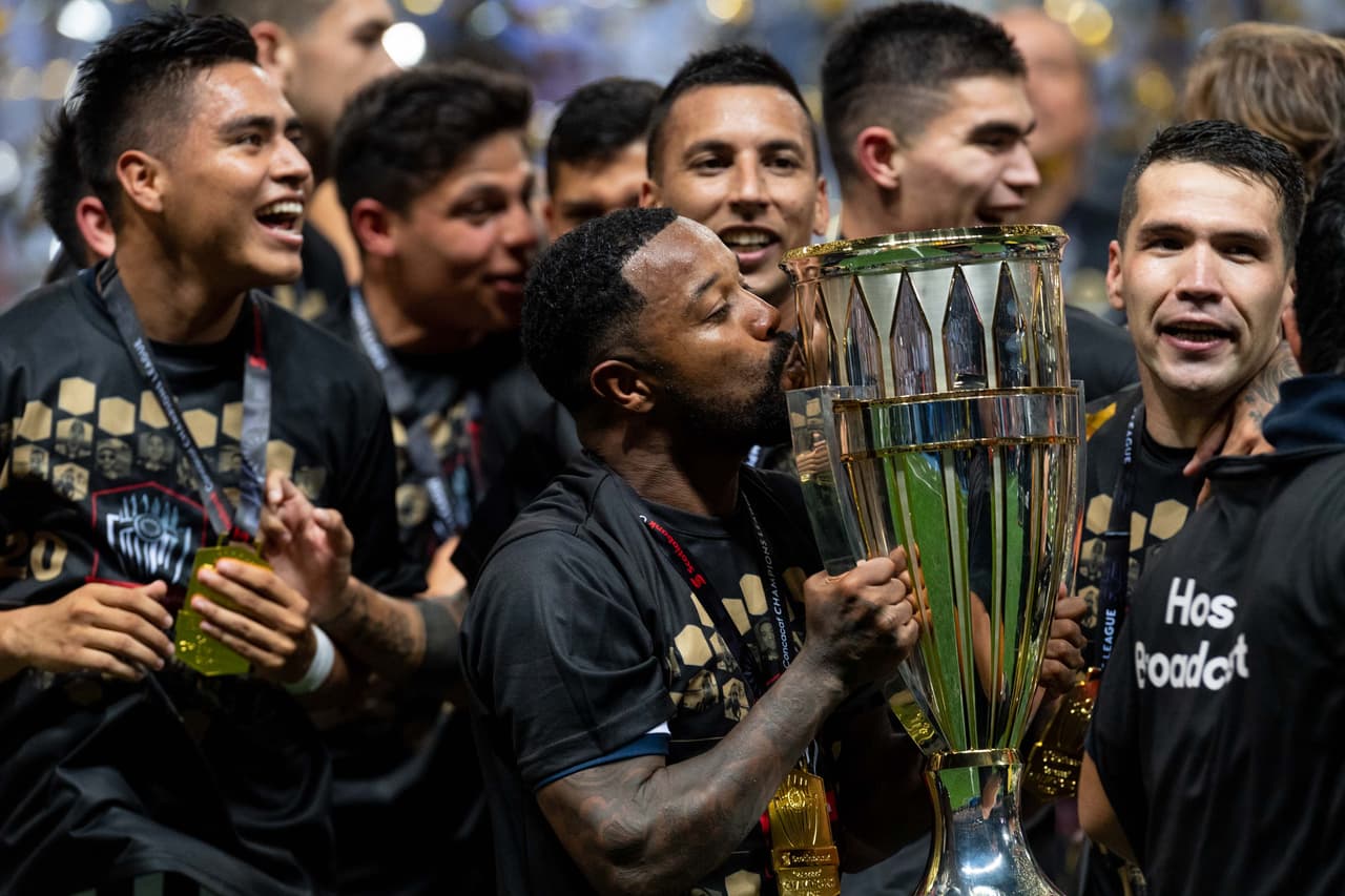 Así se vivieron los festejos de los Rayados del Monterrey tras imponerse en la Final de la Liga Campeones a los Tigres de la UANL en el Estadio BBVA.