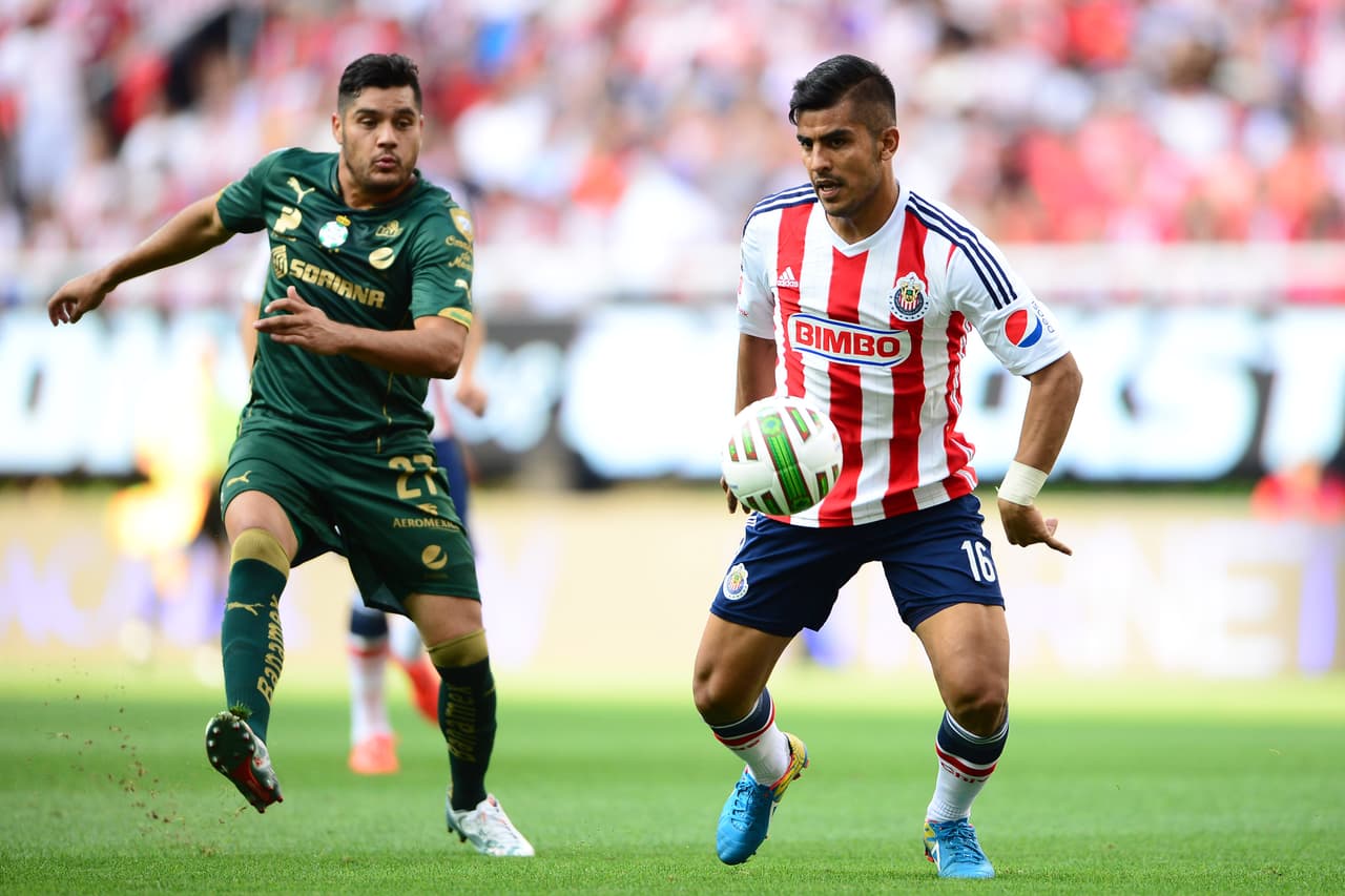 Miguel Ponce, el defensor debutó con las Chivas en el Bicentenario 2010, aunque ha mantenido la regularidad para ser titular su desempeño ha dejado mucho que desear con el Guadalajara.
